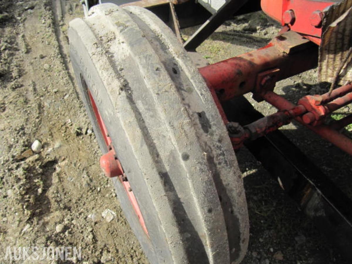 1967 Nuffield 342 traktor med laster